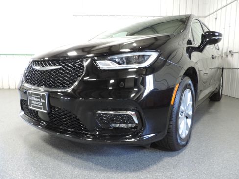 Used 2024 Chrysler Pacifica Touring-L AWD image 8