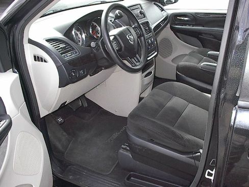 Used 2016 Dodge Grand Caravan SE image 12