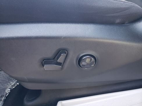 Used 2023 Chrysler Voyager LX image 18