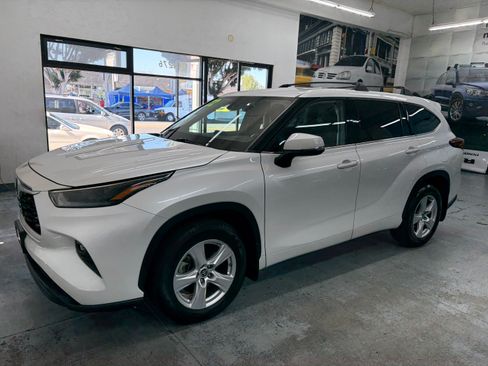 Used 2022 Toyota Highlander FWD LE V6 image 3