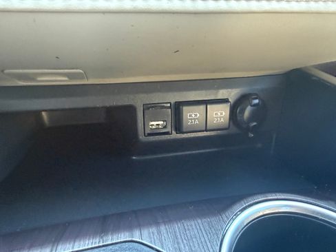 Used 2021 Toyota Highlander FWD Limited V6 image 13