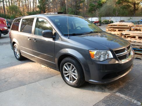Used 2016 Dodge Grand Caravan image 6