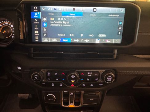 Used 2025 Jeep Gladiator Sport image 13