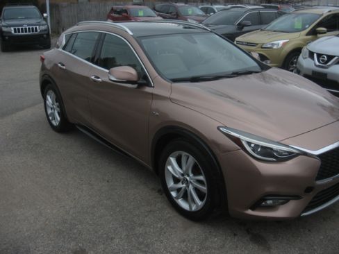 Used 2017 INFINITI QX30 image 3