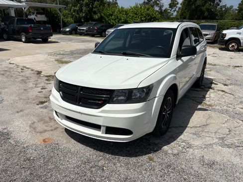 Used 2018 Dodge Journey FWD SE image 1