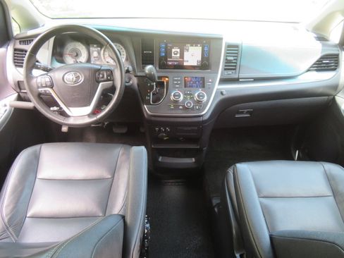 Used 2017 Toyota Sienna SE FWD image 26