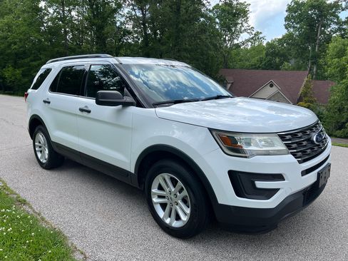 Used 2017 Ford Explorer 4WD image 2