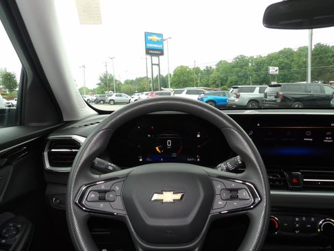 Used 2025 Chevrolet TrailBlazer FWD LT image 2