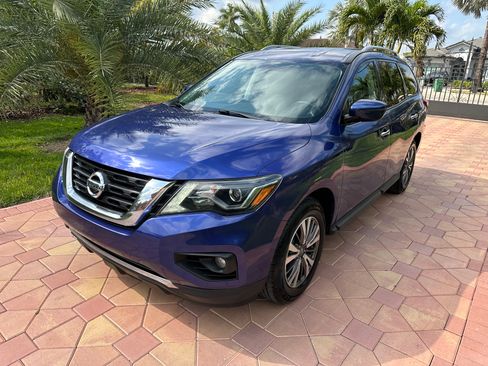 Used 2017 Nissan Pathfinder SV image 1