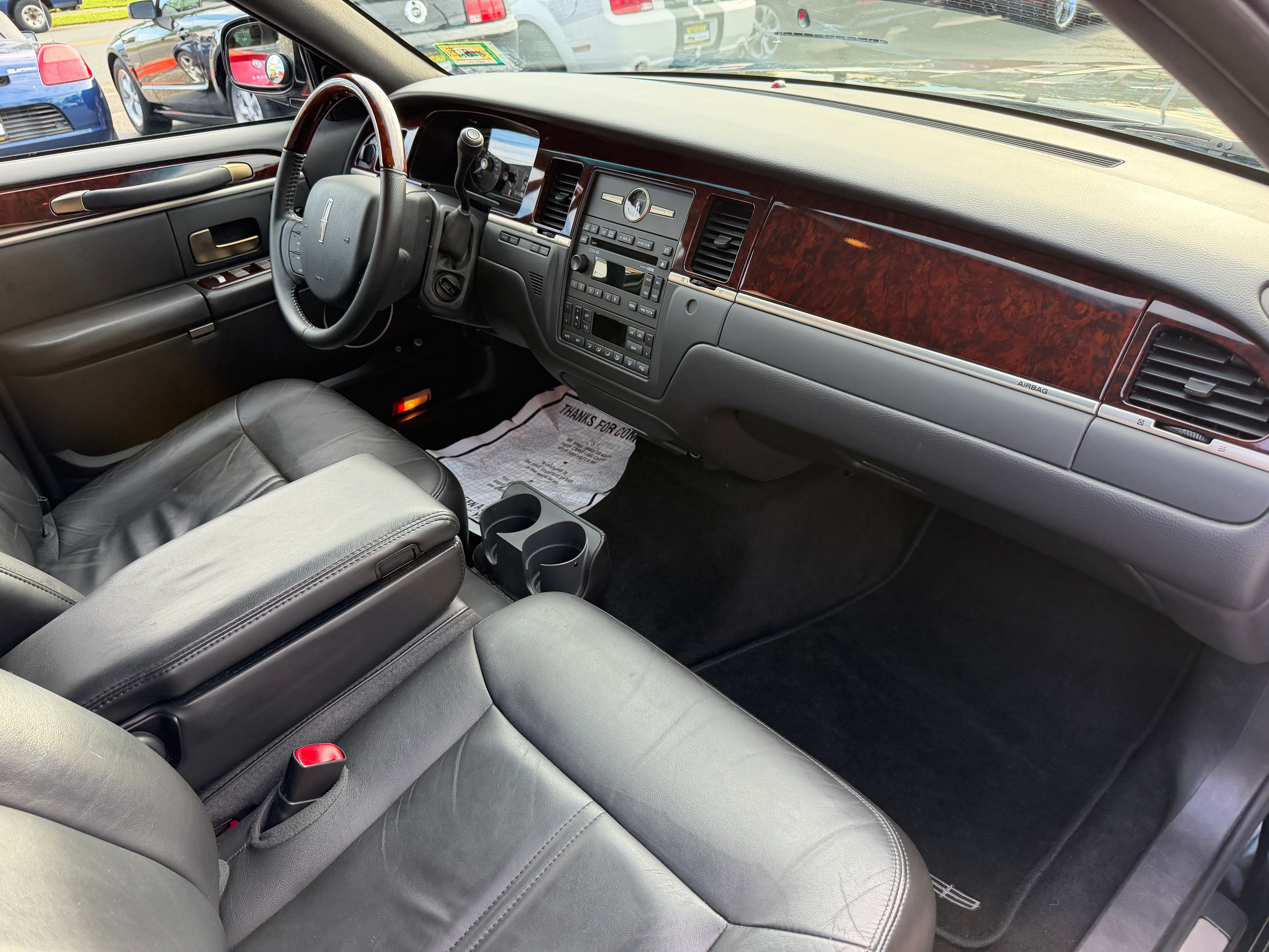 Used 2009 Lincoln Town Car Signature Limited RWD image 23