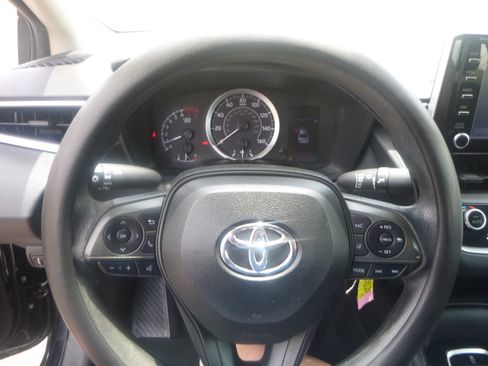 Used 2020 Toyota Corolla LE Sedan FWD image 22
