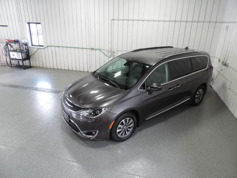 Used 2020 Chrysler Pacifica Touring-L Plus image 16