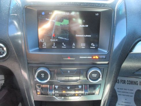 Used 2018 Ford Explorer XLT image 7