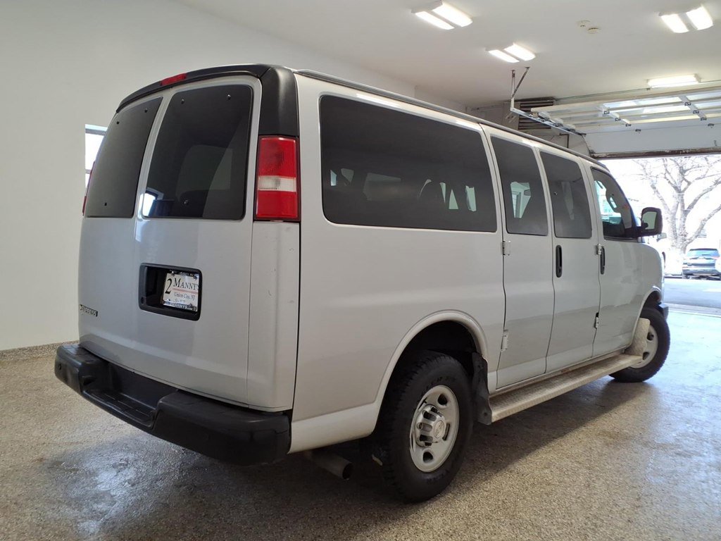 Used 2017 Chevrolet Express 3500 LS RWD image 4