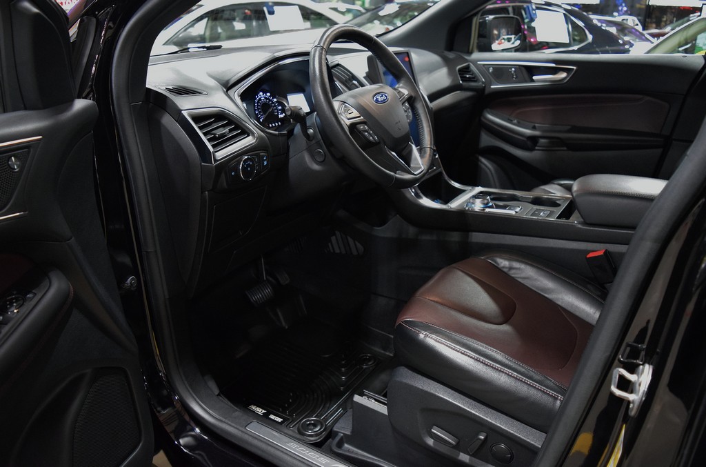 Used 2021 Ford Edge Titanium FWD image 16