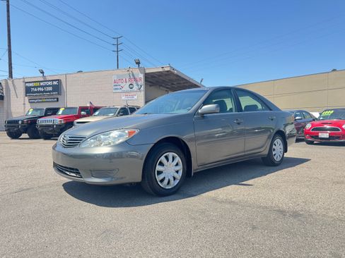 Used 2005 Toyota Camry LE FWD image 3