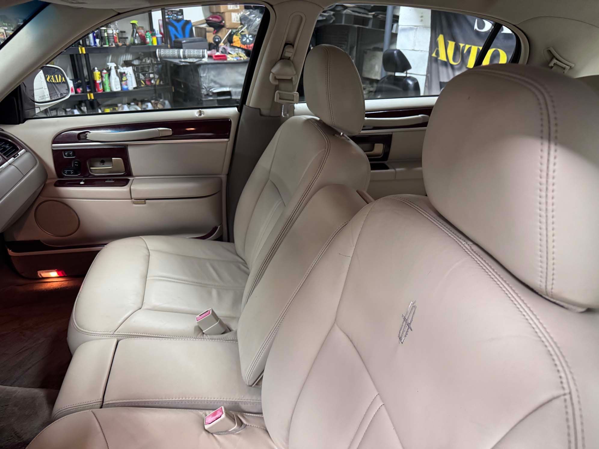 Used 2004 Lincoln Town Car Ultimate RWD image 5