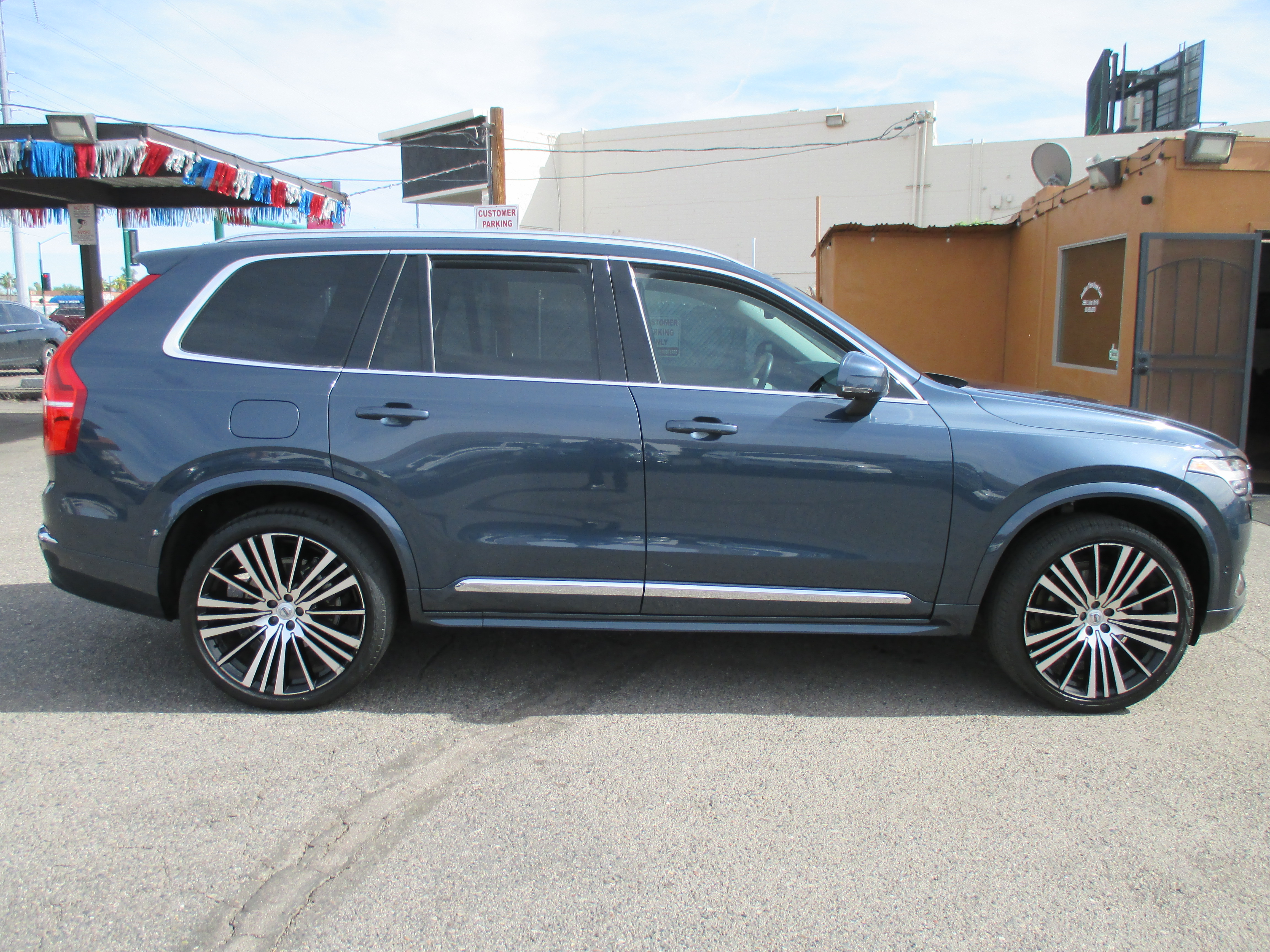 Used 2023 Volvo XC90 AWD B6 Plus Bright image 2