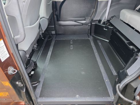 Used 2022 Toyota Sienna XLE image 13