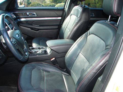 Used 2019 Ford Explorer Sport image 3