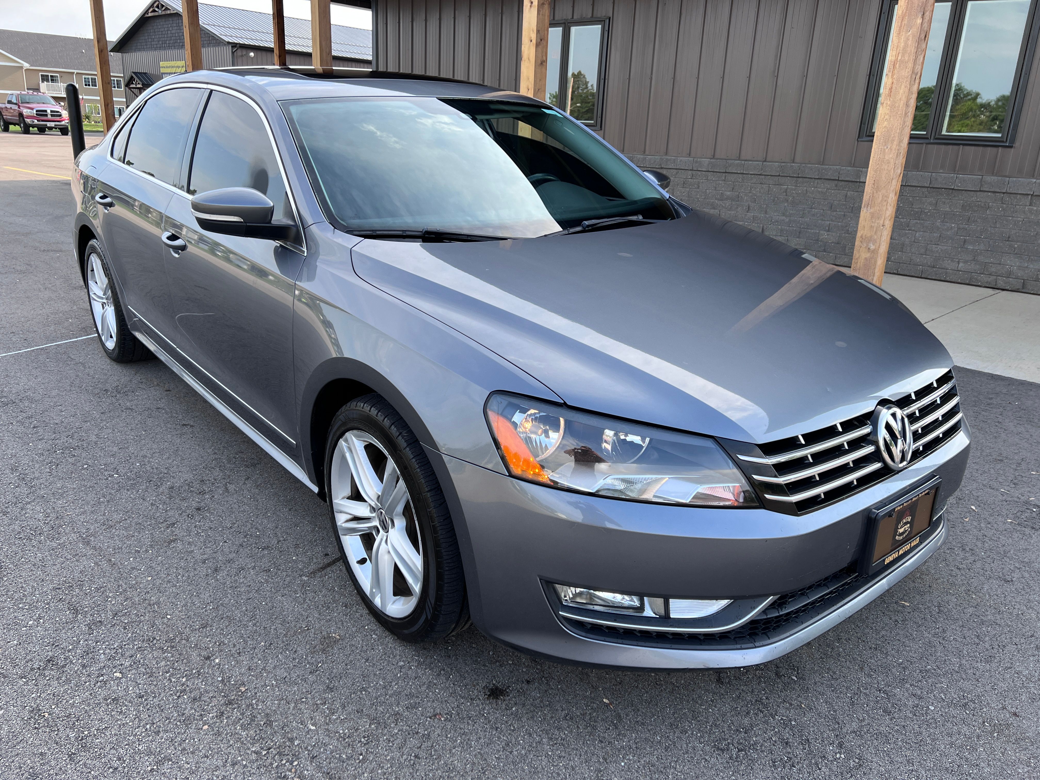 Used 2015 Volkswagen Passat TDI SE FWD image 1