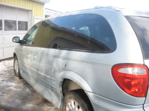 Used 2001 Chrysler Town & Country Limited image 6