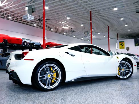 Used 2017 Ferrari 488 GTB RWD image 12