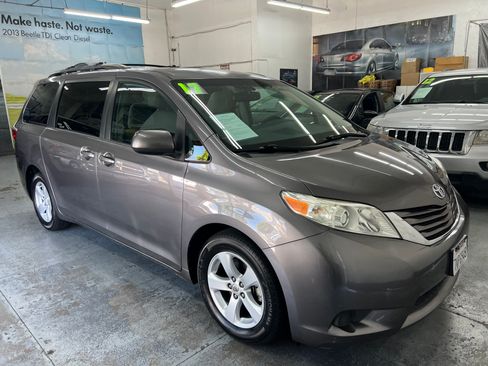 Used 2017 Toyota Sienna LE image 10