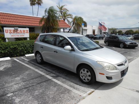 Used 2010 Hyundai Elantra Touring GLS FWD image 8