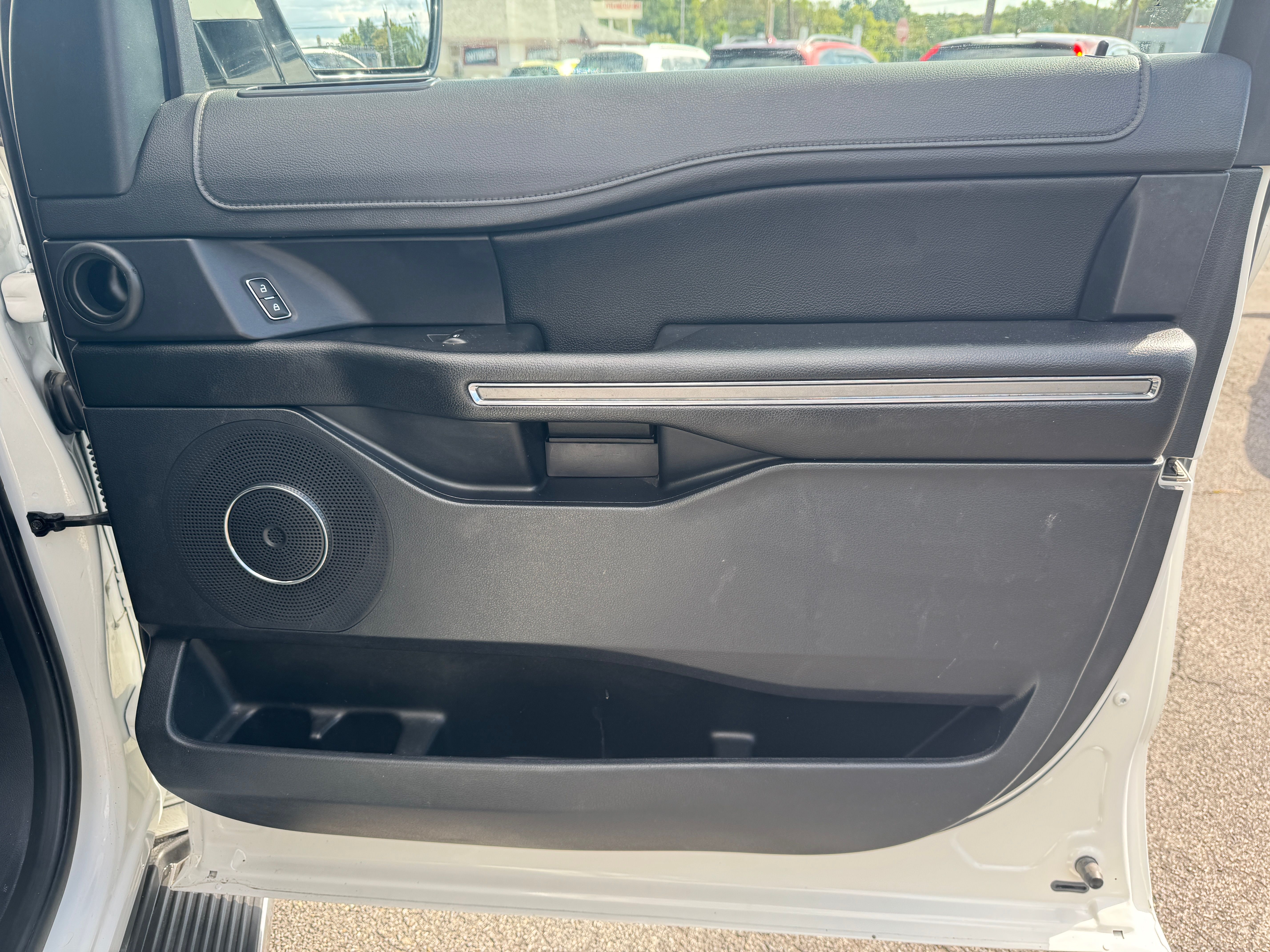 Used 2021 Ford Expedition 4WD XLT image 19