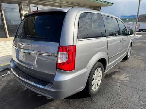 Used 2016 Chrysler Town & Country Touring image 6