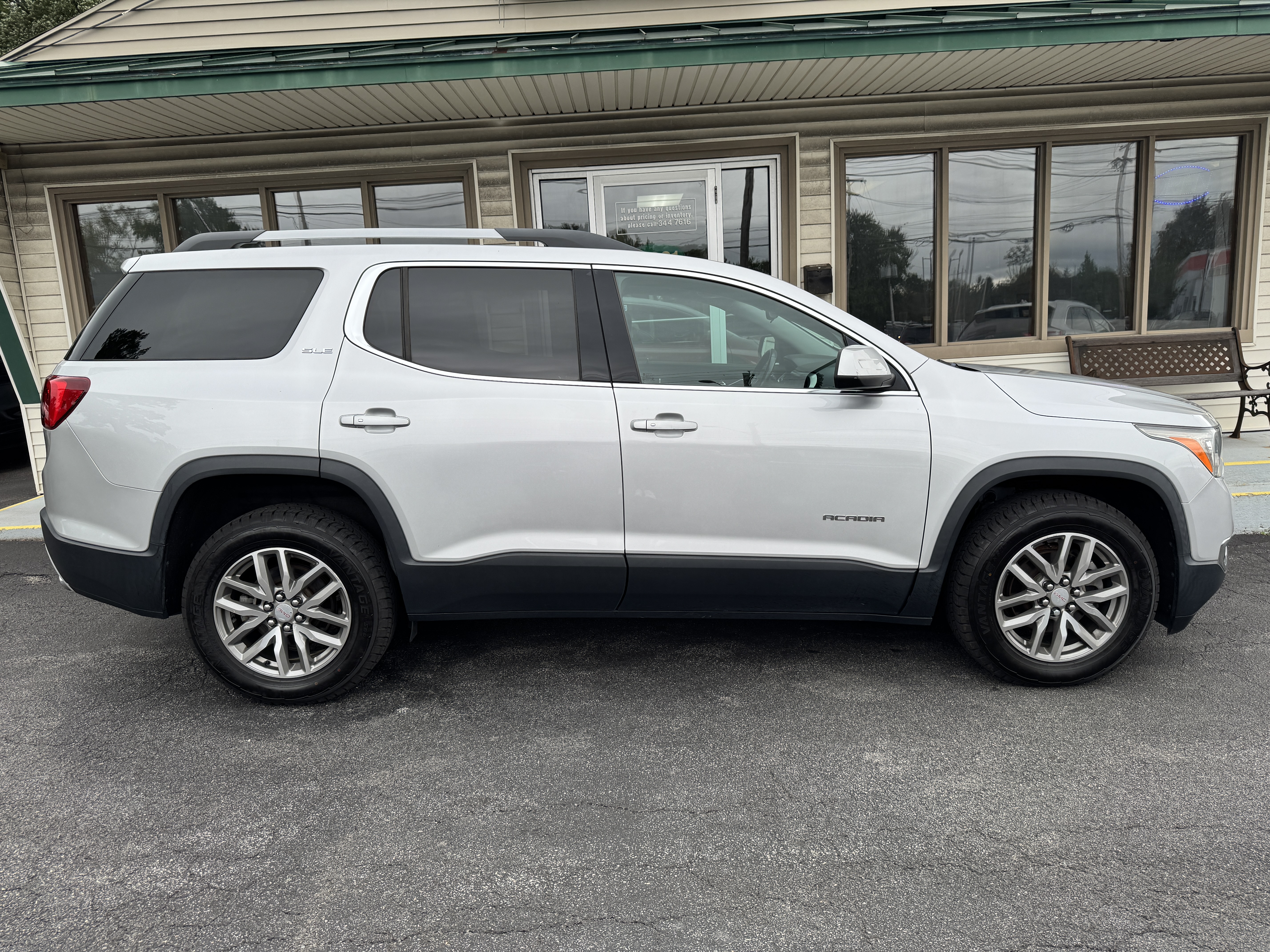 Used 2017 GMC Acadia AWD SLE w/ SLE-2 image 1