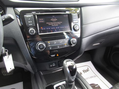 Used 2018 Nissan Rogue S image 12