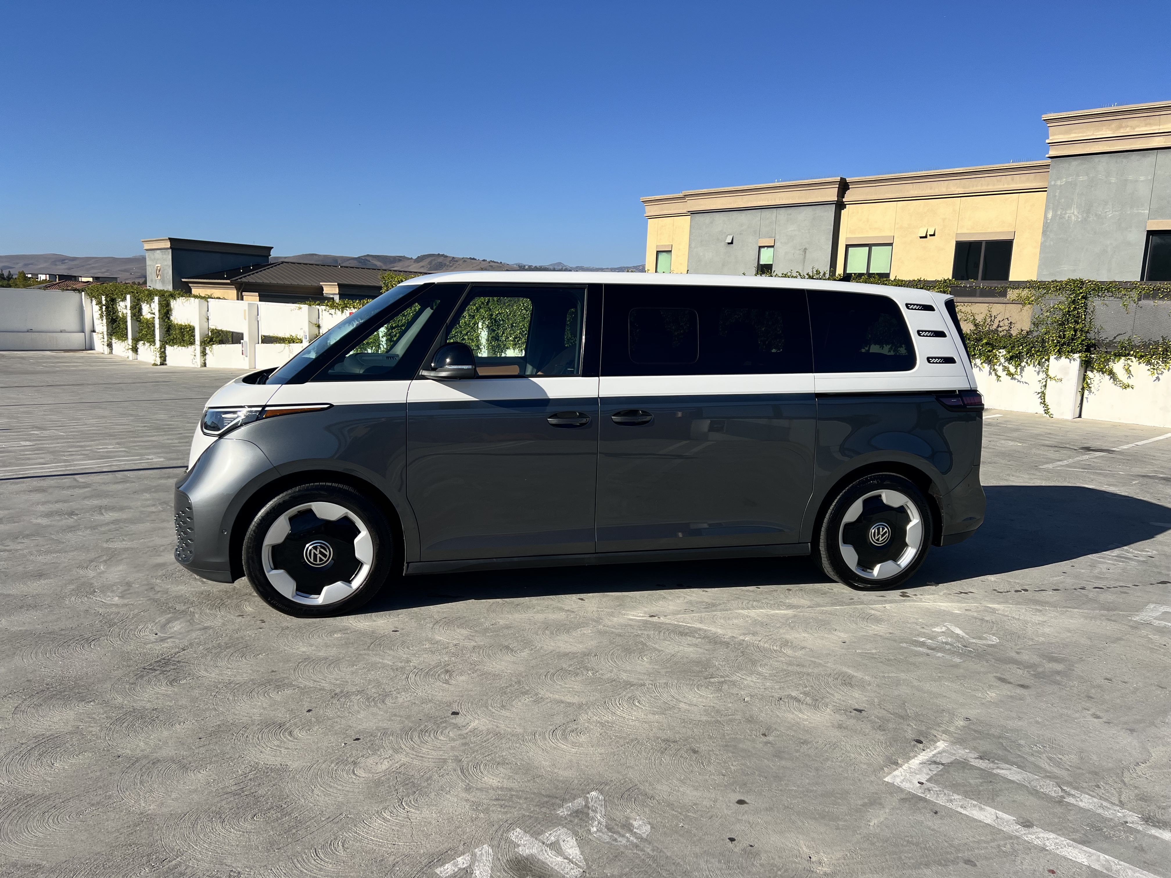 Used 2025 Volkswagen ID. Buzz Pro S Plus RWD image 9