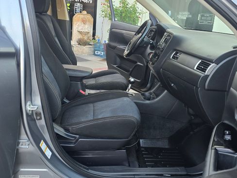 Used 2016 Mitsubishi Outlander ES image 21
