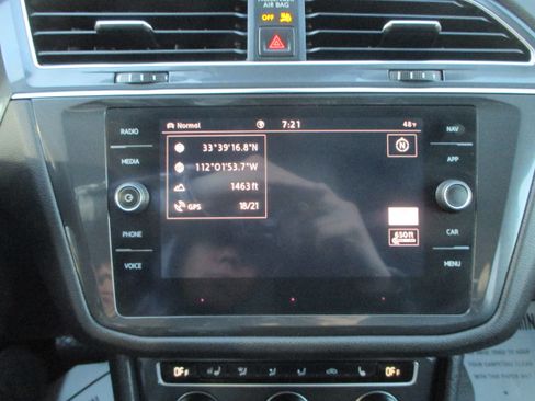 Used 2020 Volkswagen Tiguan SEL Premium image 9