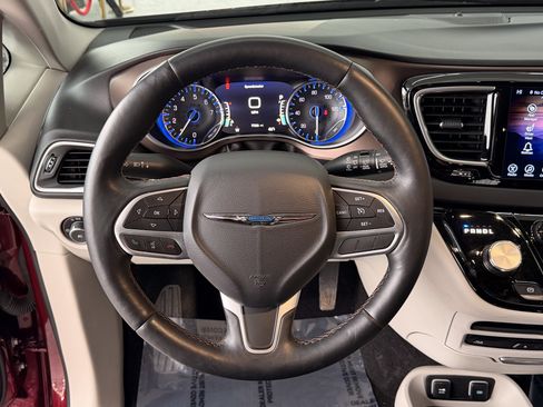 Used 2017 Chrysler Pacifica Touring-L Plus image 9