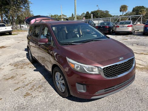 Used 2016 Kia Sedona LX image 2