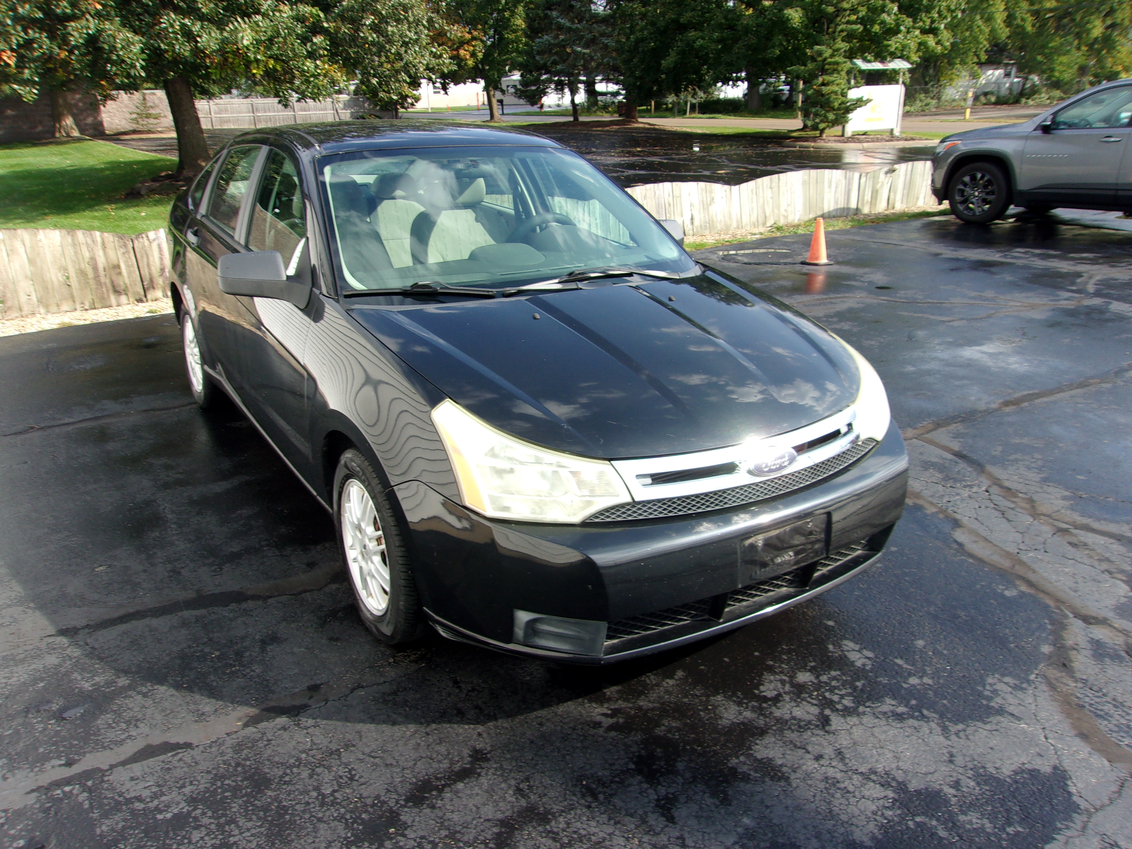 Used 2010 Ford Focus SE Sedan FWD image 2