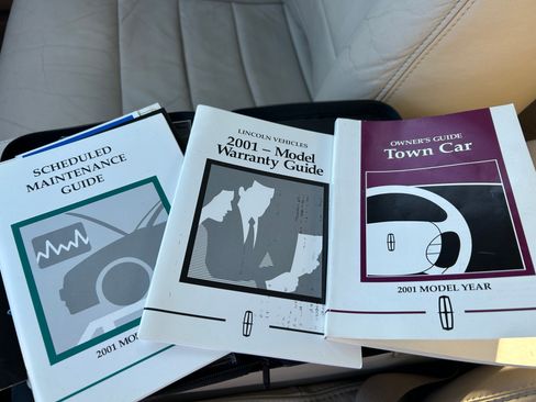 Used 2001 Lincoln Town Car Signature image 27