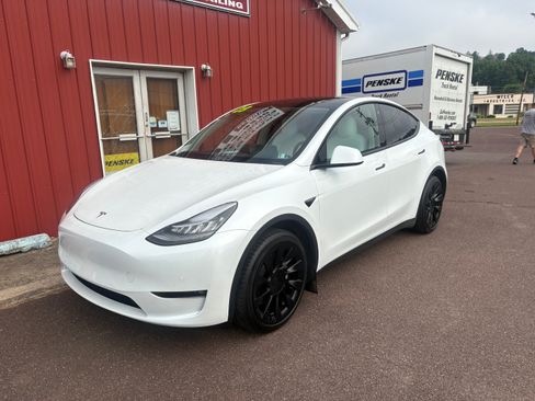 Used 2023 Tesla Model Y AWD image 2