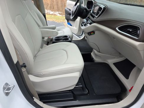 Used 2021 Chrysler Voyager LXi image 14