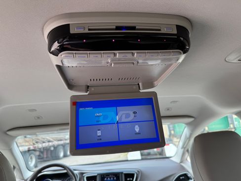 Used 2018 Chrysler Pacifica Touring-L image 15