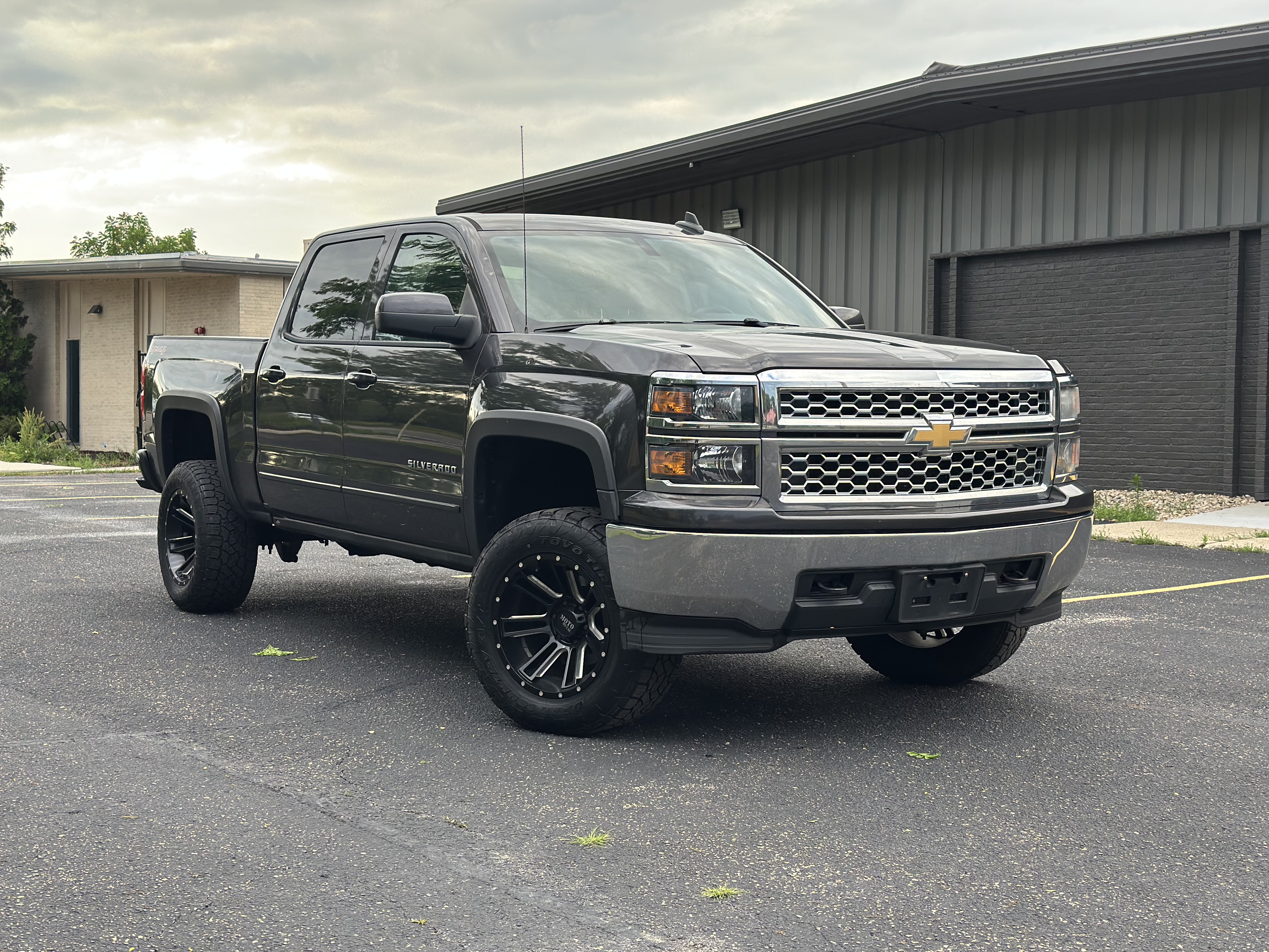 Used 2015 Chevrolet Silverado 1500 4x4 Crew Cab LT image 1