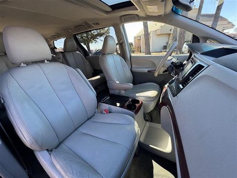 Used 2014 Toyota Sienna XLE image 18