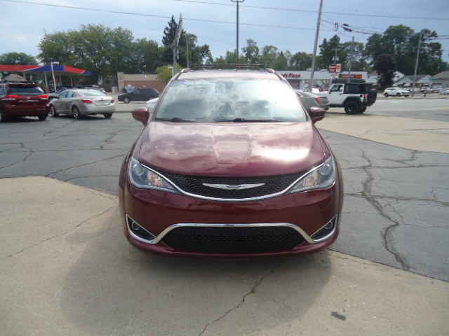 Used 2017 Chrysler Pacifica Touring-L Plus FWD image 2