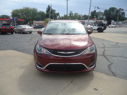 Used 2017 Chrysler Pacifica Touring-L Plus FWD image 2
