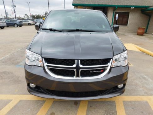 Used 2020 Dodge Grand Caravan SE image 3