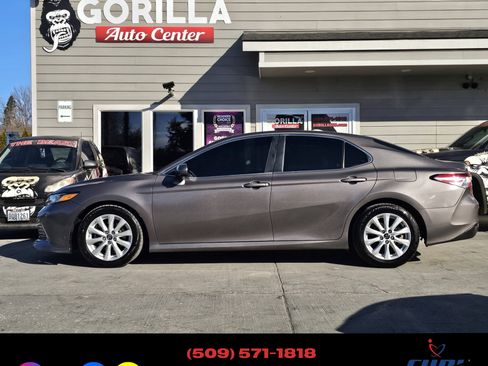 Used 2018 Toyota Camry LE image 4