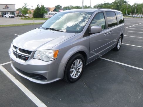 Used 2015 Dodge Grand Caravan SXT image 2